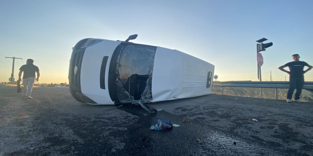 Otomobil ile çarpışan işçi servisi devrildi: 7 yaralı