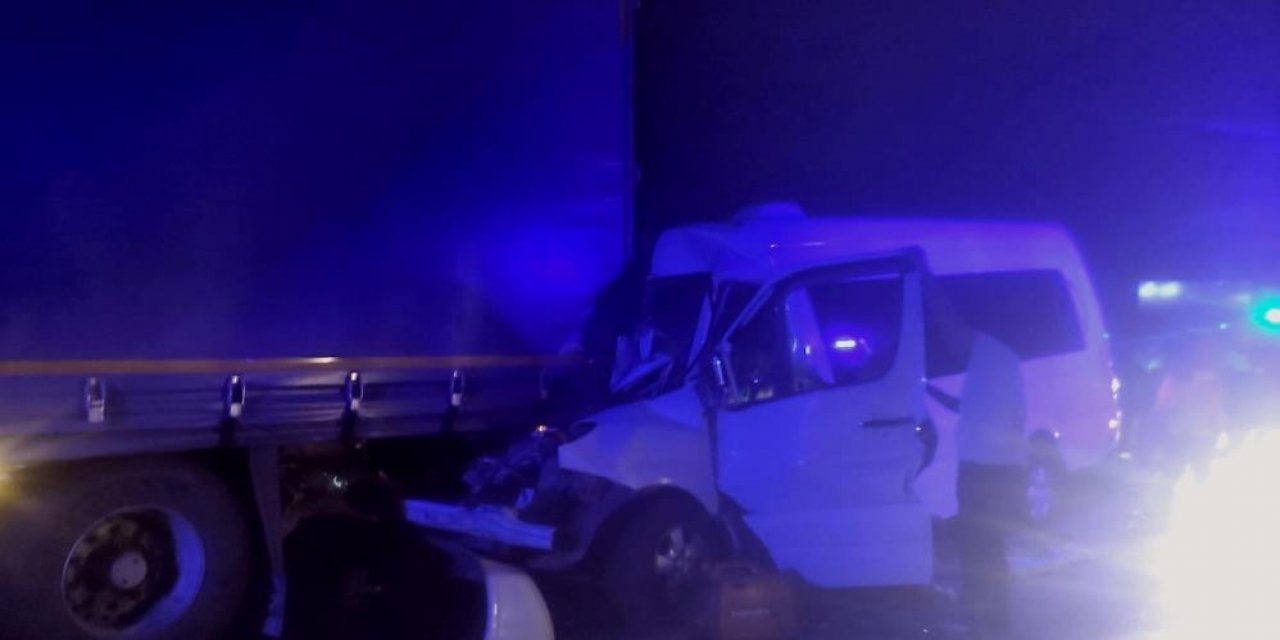 Kırkpınar güreşçilerini taşıyan minibüs TIR’a çarptı: 9 yaralı