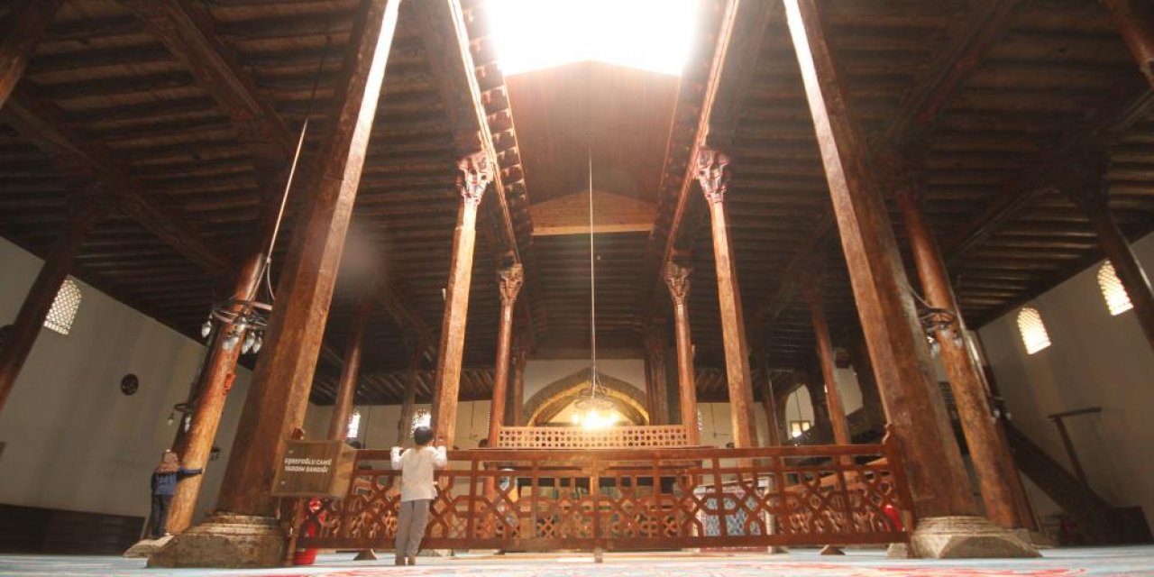 Konya’nın ahşap direkli camisi ziyaretçi akınına uğradı