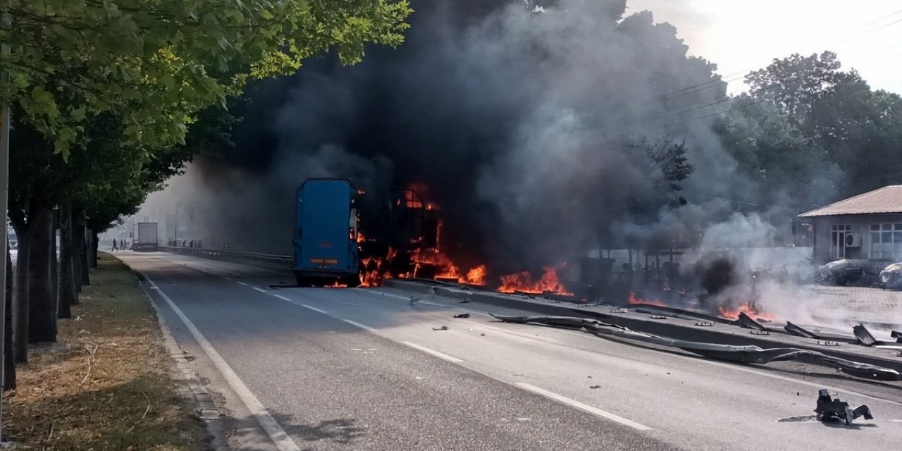 Bariyerlere çarpan TIR alev topuna döndü! Sürücü son anda kurtuldu
