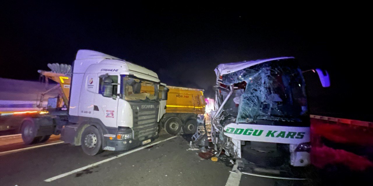 Yolcu otobüsü TIR ile çarpıştı! Çok sayıda yaralı var