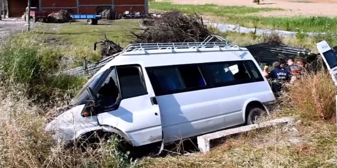 Minibüs şarampole devrildi: 2 ölü, 5 yaralı