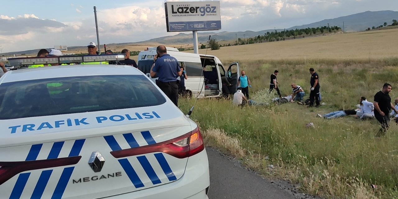 İşçi servisi ile kamyonet çarpıştı! Çok sayıda yaralı var