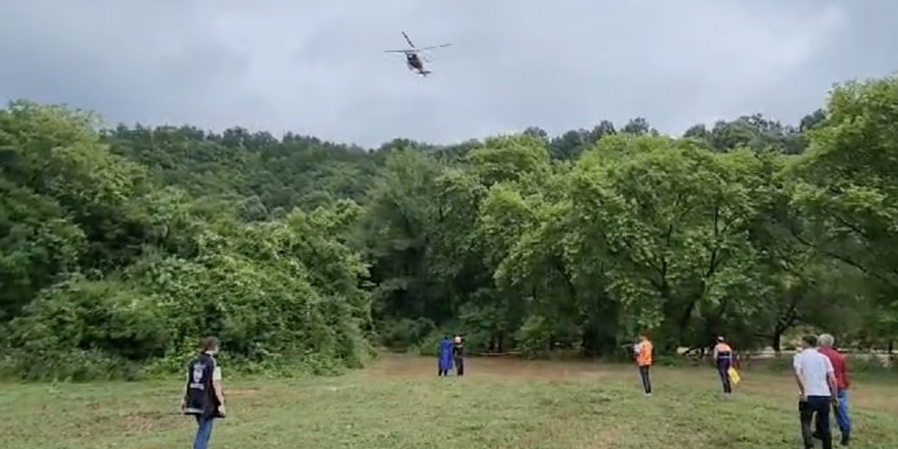 Selde mahsur kalan 2 kişinin helikopterle kurtarıldığı anlar kamerada