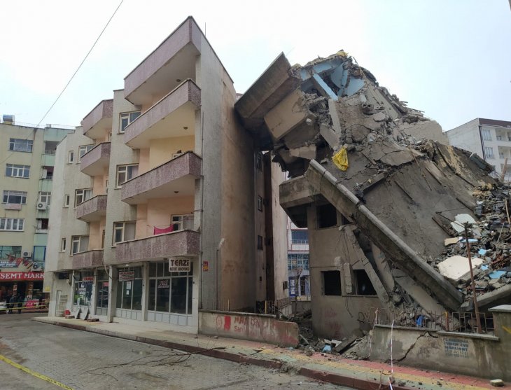 Yürekler ağza geldi! Yıkımı yapılan bina bitişikteki binanın üzerine devrildi