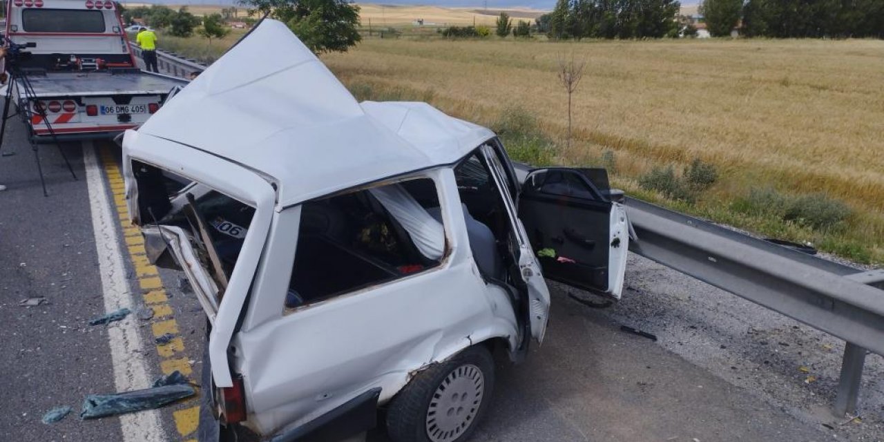 Konya yolunda iki otomobil çarpıştı: Araç kağıt gibi ezildi