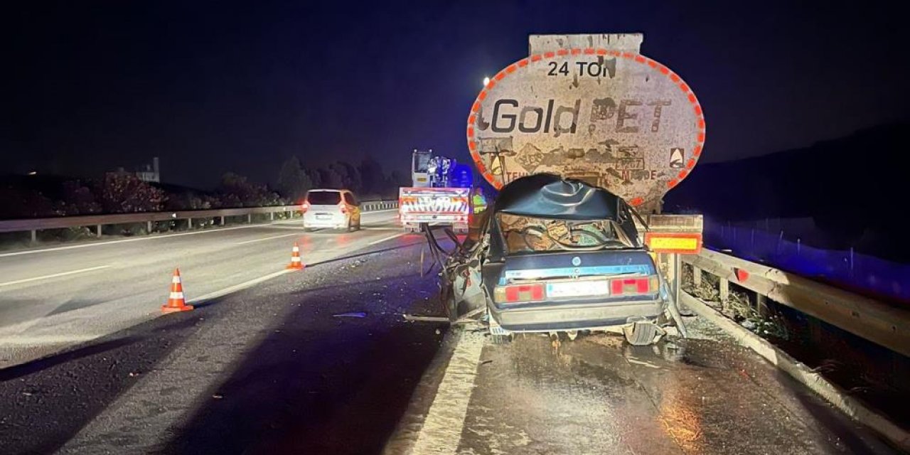 Otomobil, yakıt tankerinin altına girdi: 3 ölü