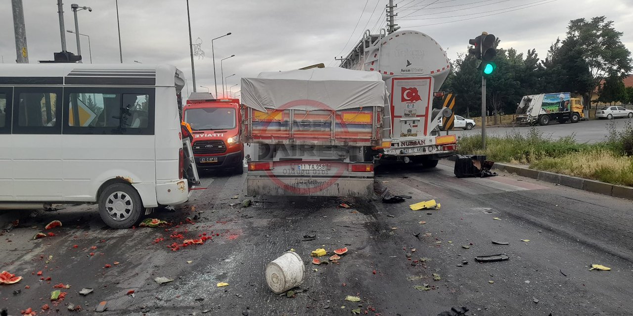 Son Dakika: Konya’da 2 TIR ve minibüsün de karıştığı zincirleme kaza
