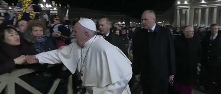 Papa Franciscus'tan elini bırakmayan kadına sert tepki