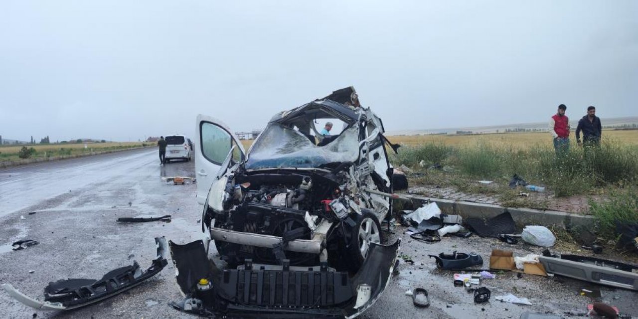 Hafif ticari araç ile kamyon çarpıştı: 2 ölü, 3 yaralı