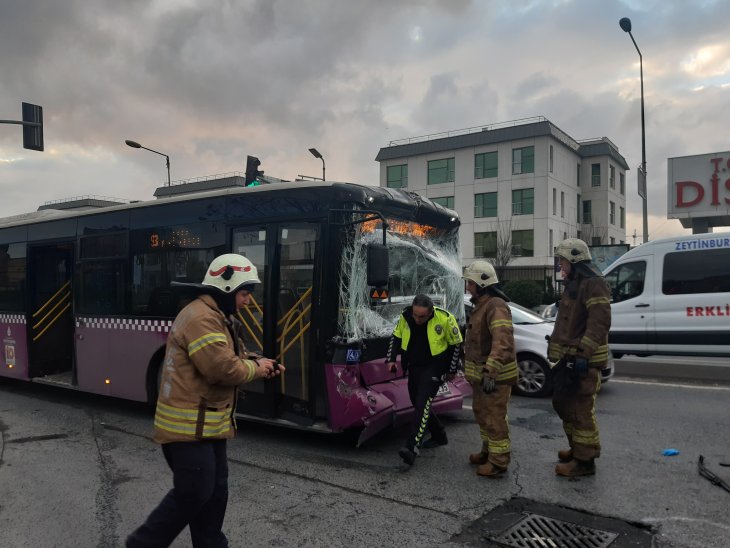 Durağa yanaşan otobüsler çarpıştı: 7 yaralı