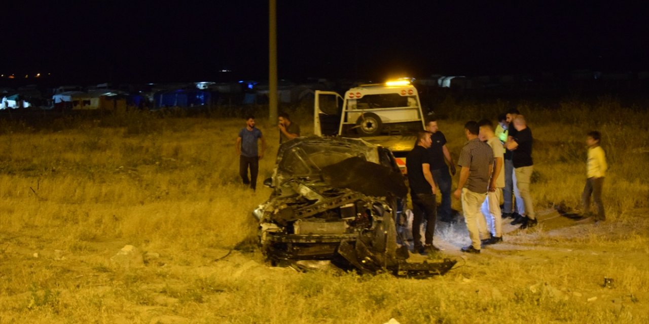 Konya’da bariyerlere çarpan otomobil şarampole devrildi