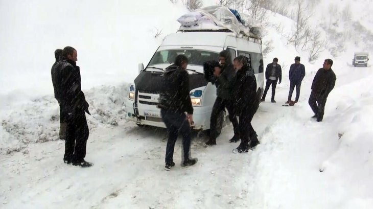 İçinde 20 kişi bulunan yolcu minibüsü karda mahsur kaldı