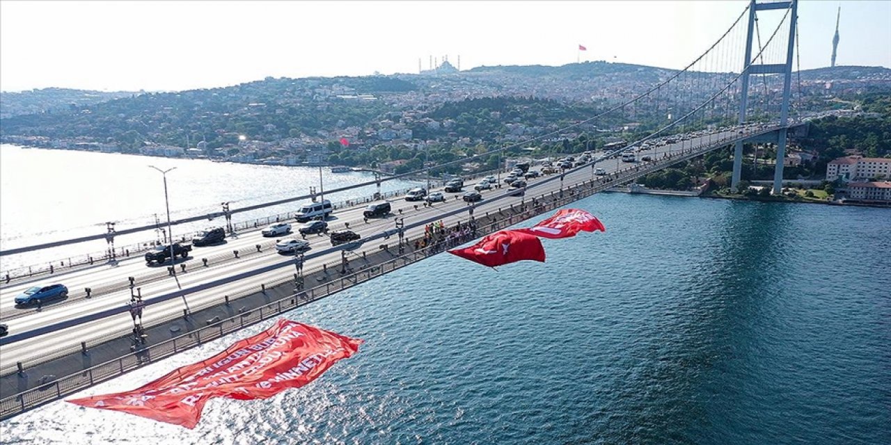 Şanlı Bayrak, 15 Temmuz Şehitler Köprüsü'nde dalgalanıyor