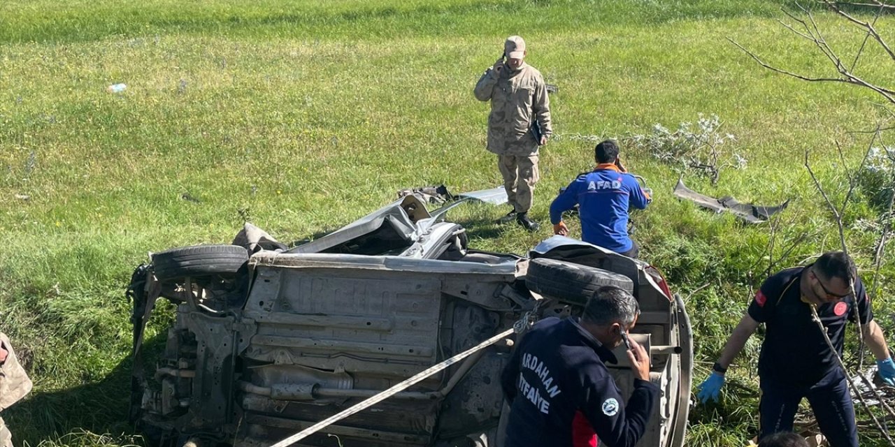 Devrilen otomobildeki 1 kişi öldü, 1 kişi yaralandı