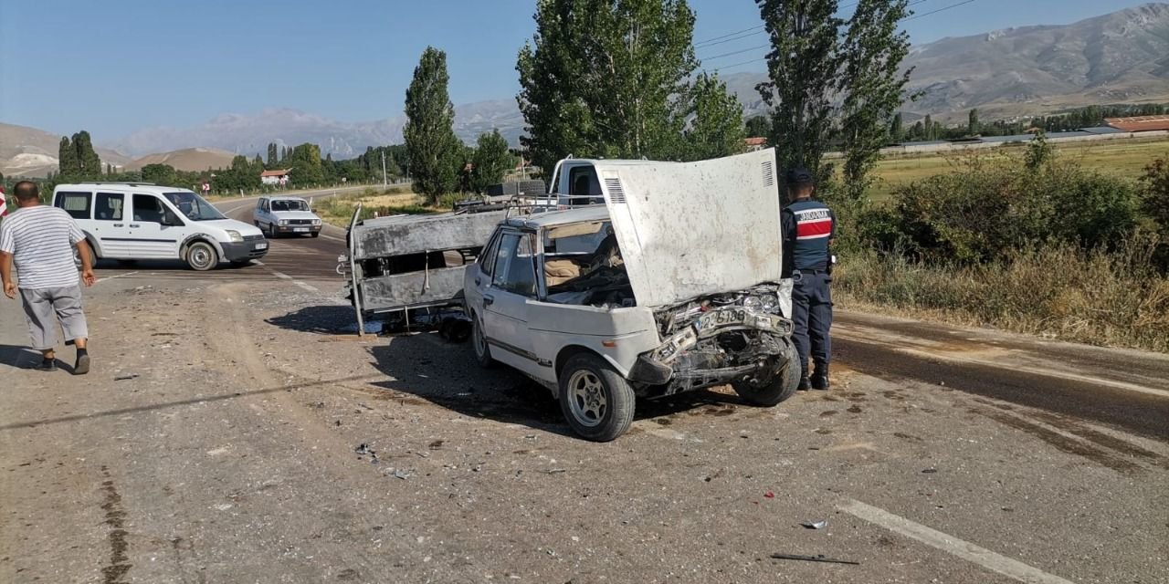 Konya’da kamyonetle çarpışan otomobil sürücüsü öldü