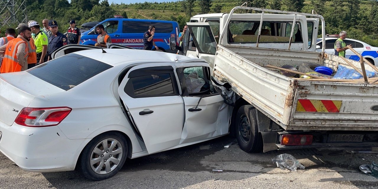 Karayolları işçilerini taşıyan kamyonet ile otomobil çarpıştı: 15 yaralı