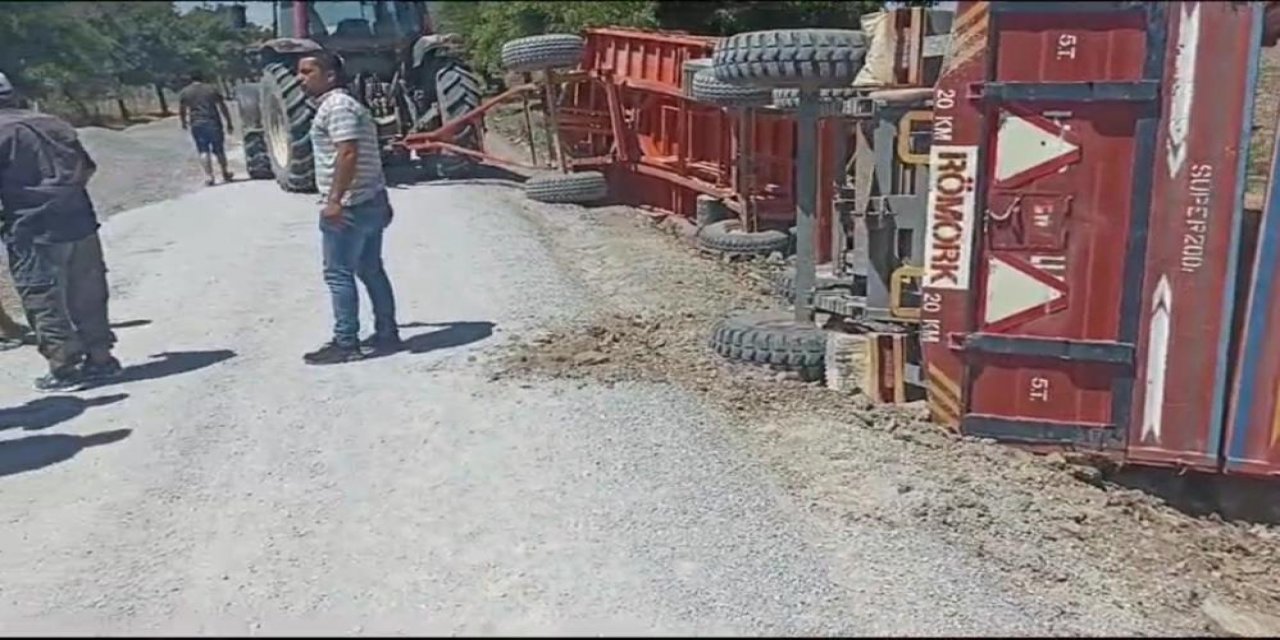 Konya’da traktöre bağlı römorklar devrildi!  20 ton mercimek yola saçıldı