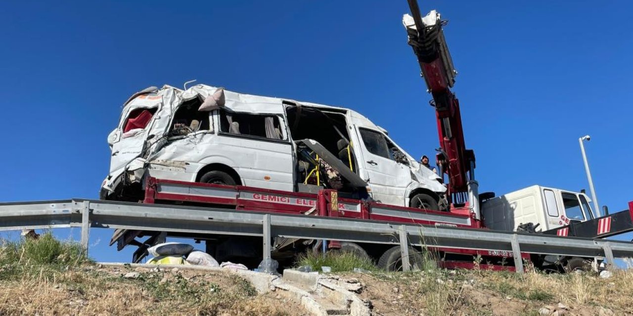 Tarım işçilerini taşıyan minibüs devrildi: 24 yaralı