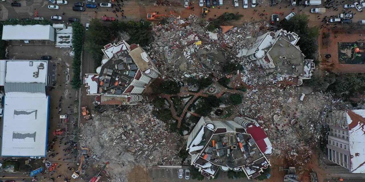 Depremde 134 kişiye mezar olan sitenin yapımındaki kusur belirlendi