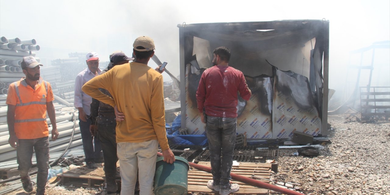 Konya’da hastane yakınındaki şantiyede yangın paniği