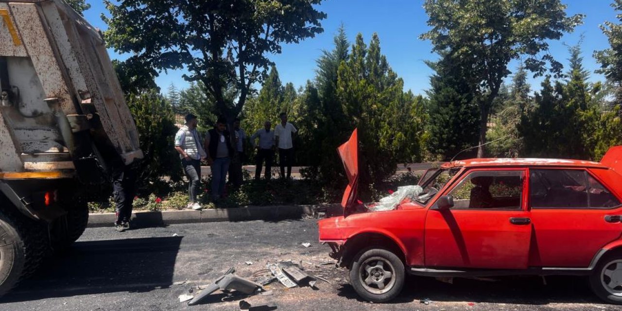 Trafiğe kapalı yola giren otomobil kamyona çarptı: 2 ölü, 2 yaralı