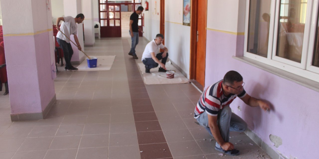 Konya’da okul boyama masrafı fazla olunca öğretmenler kolları sıvadı