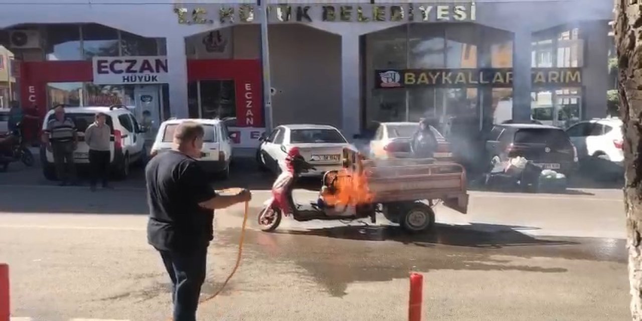 Konya’da alev alev yanan motosiklete hortumla müdahale!