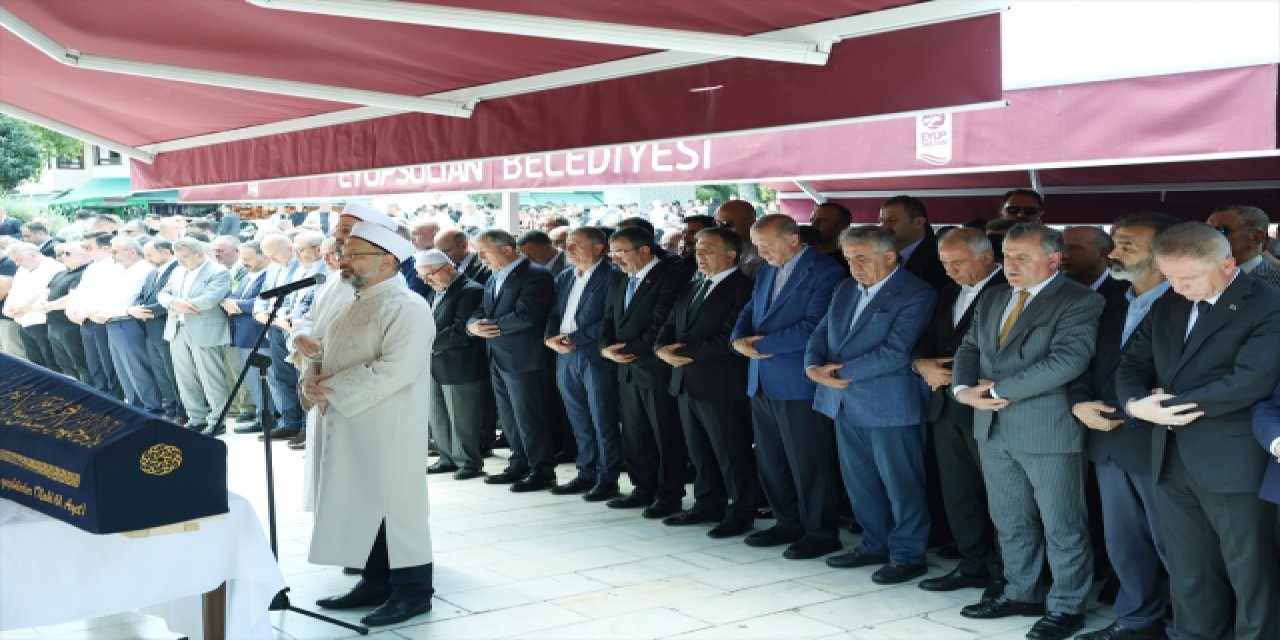 Cenazede yan yana gelen Erdoğan ve Gül, tabutu birlikte omuzladı