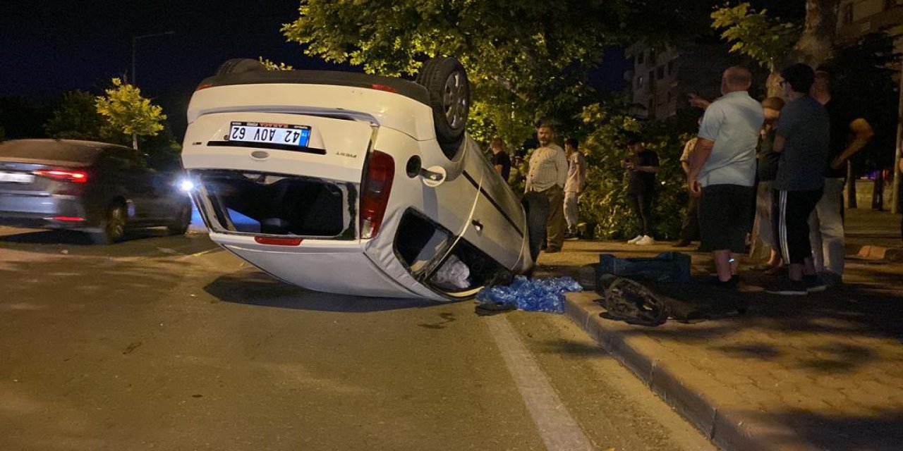 Konya’da ağaca çarpan otomobil yola devrildi