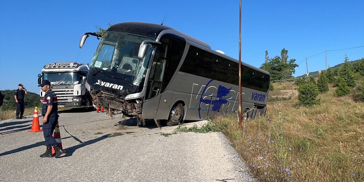 Yolcu otobüsü kontrolden çıktı, 14 kişi yaralandı