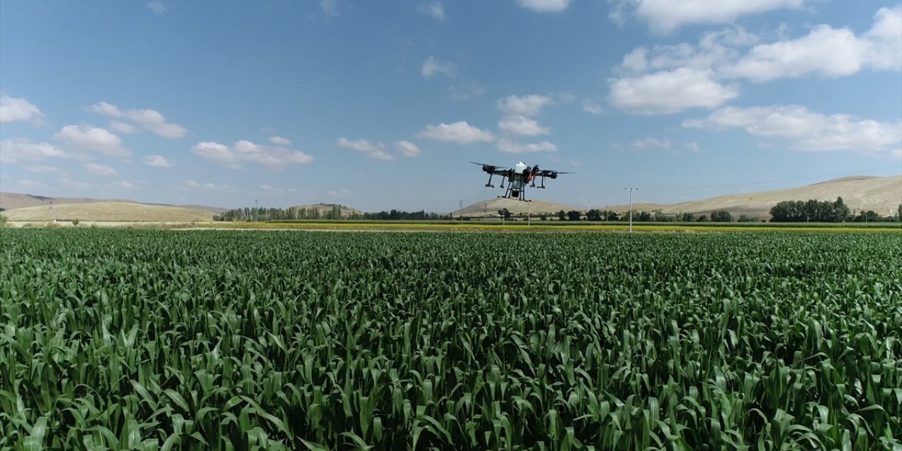 Konya’da ekili alanlar dron ile ilaçlanıyor