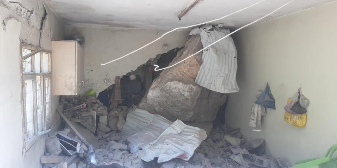 5.5 şiddetindeki depremde dağdan kopan kaya bir eve girdi