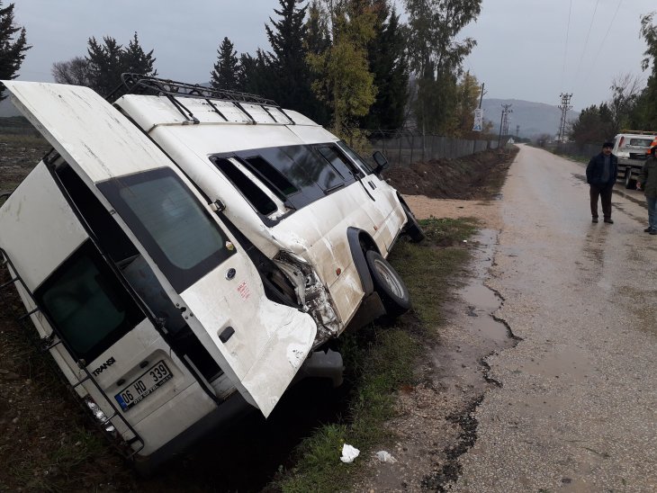 Tarım işçilerini taşıyan minibüs kaza yaptı: 9 yaralı