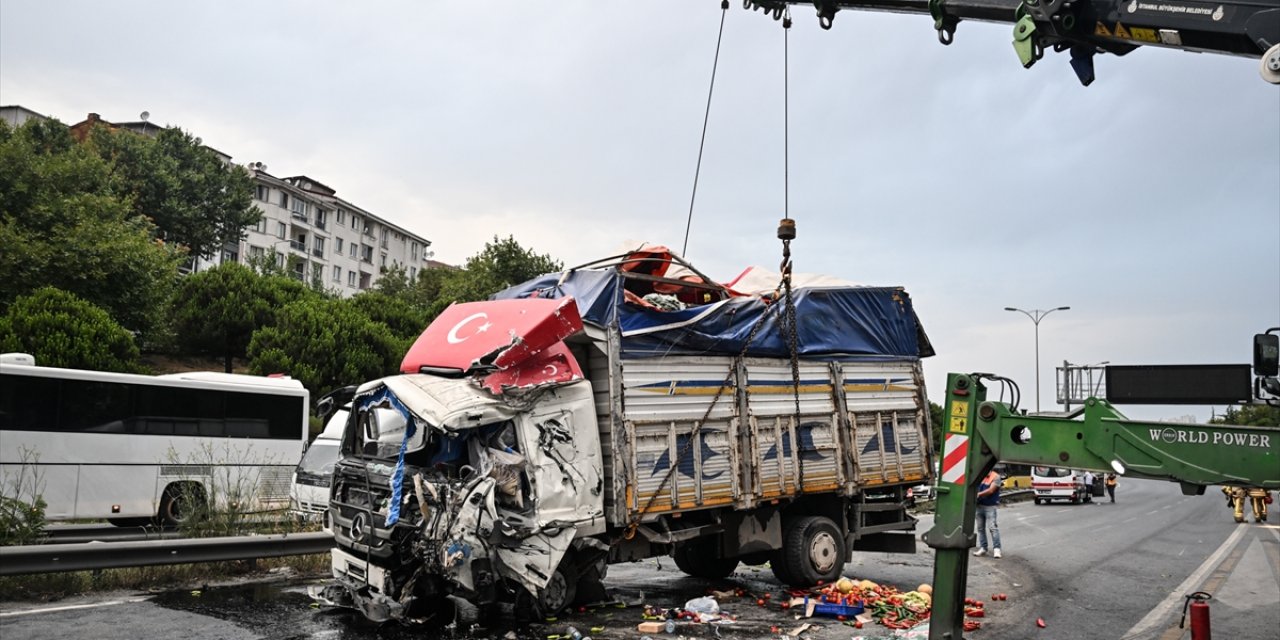 Sebze yüklü kamyon devrildi, sürücü öldü