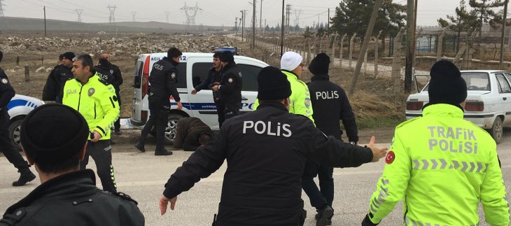 Konya’da polis, yol kapatan nakliyecileri havaya ateş açarak dağıttı