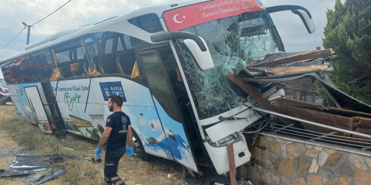 Tur otobüsünün şoförü kalp krizi geçirdi: 1 ölü, 8 yaralı