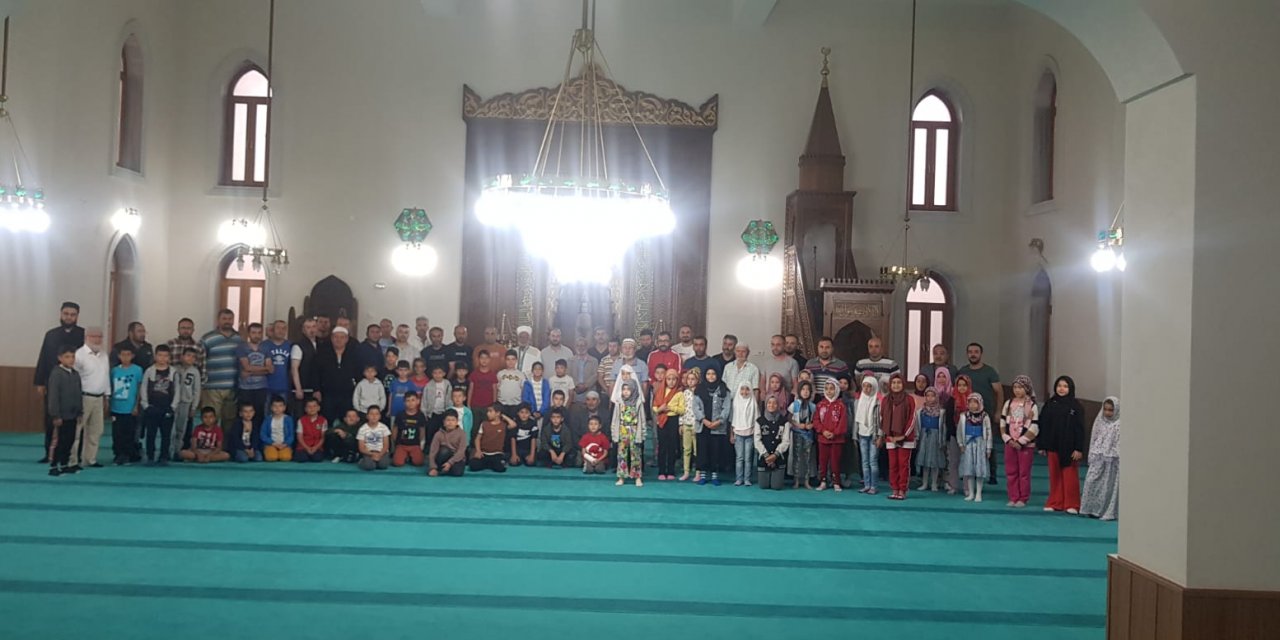 Konya’da camiye koşan çocuklar hediyeleri kapıyor