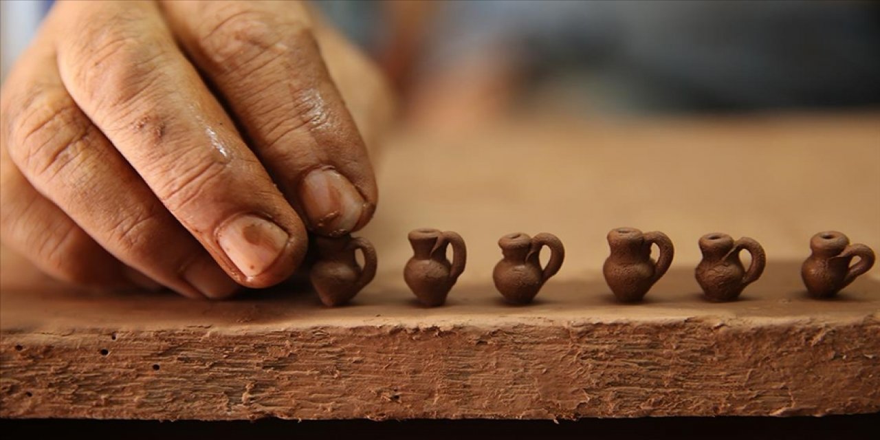 Çanak ustası yaptığı minyatür testileri turistlere hediye ediyor