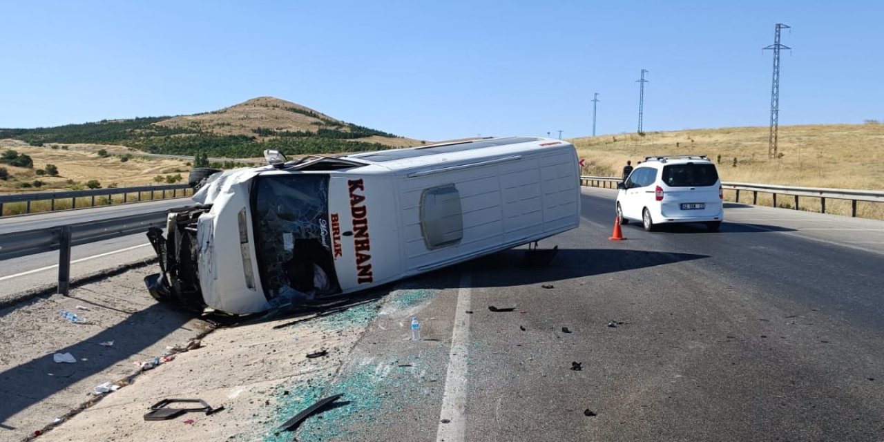 Konya’da yolcu minibüsü devrildi