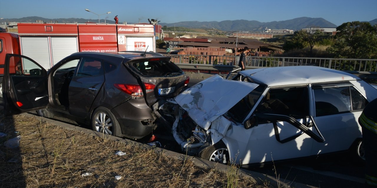 Kaza için duran araca başka bir otomobil çarptı: 9 yaralı