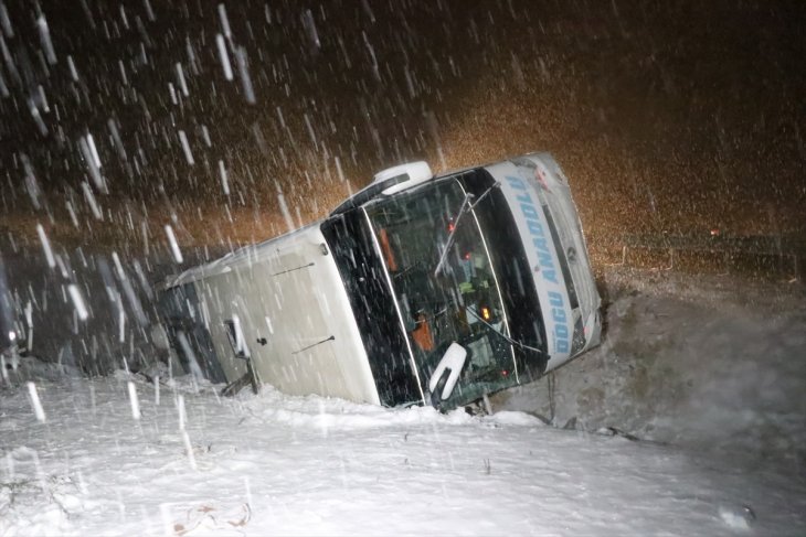 Yolcu otobüsü devrildi: 15 yaralı