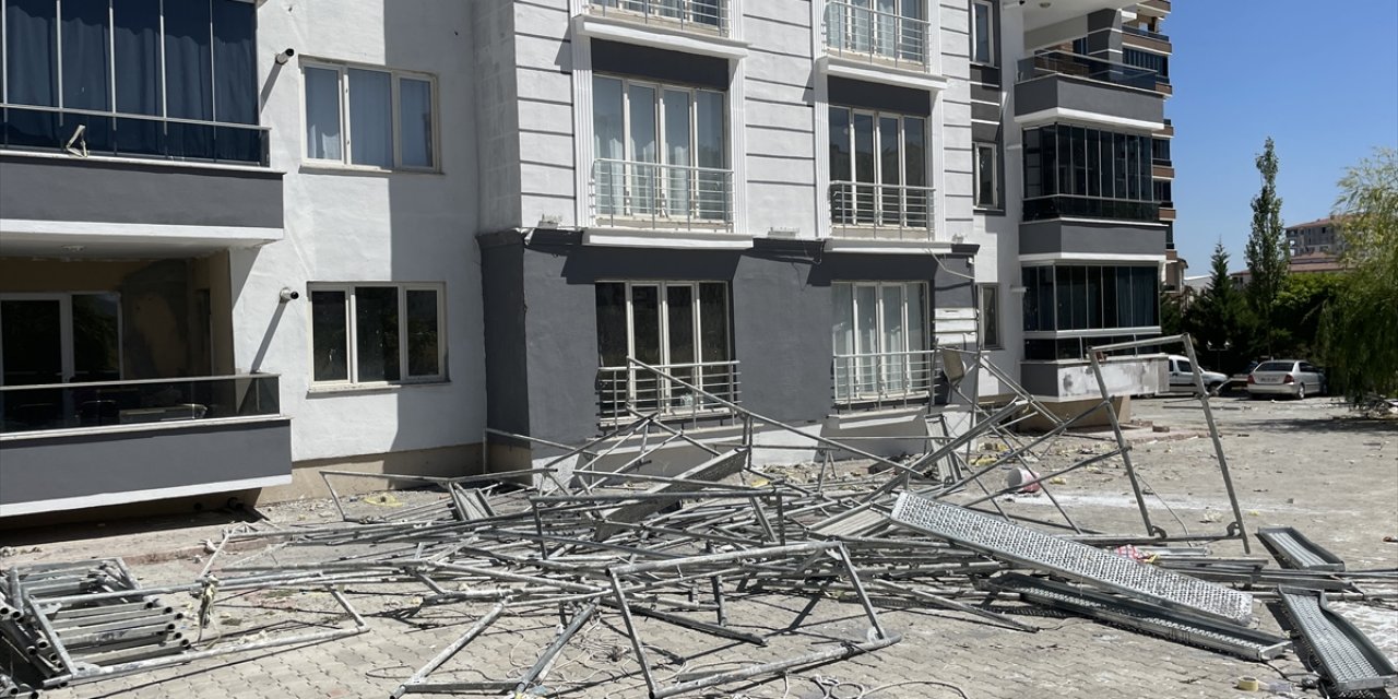 İskele çöktü, apartmanı boyayan işçiler dehşeti yaşadı: 1 ölü, 2 yaralı