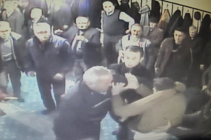 Konya'da cami içinde kavga! Birbirlerine girdiler
