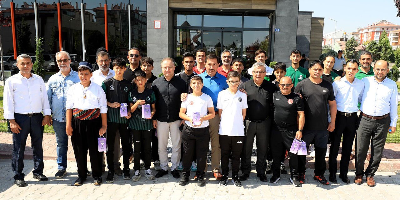 Başkan Hasan Kılca Karatay’ın başarılı sporcularıyla buluştu