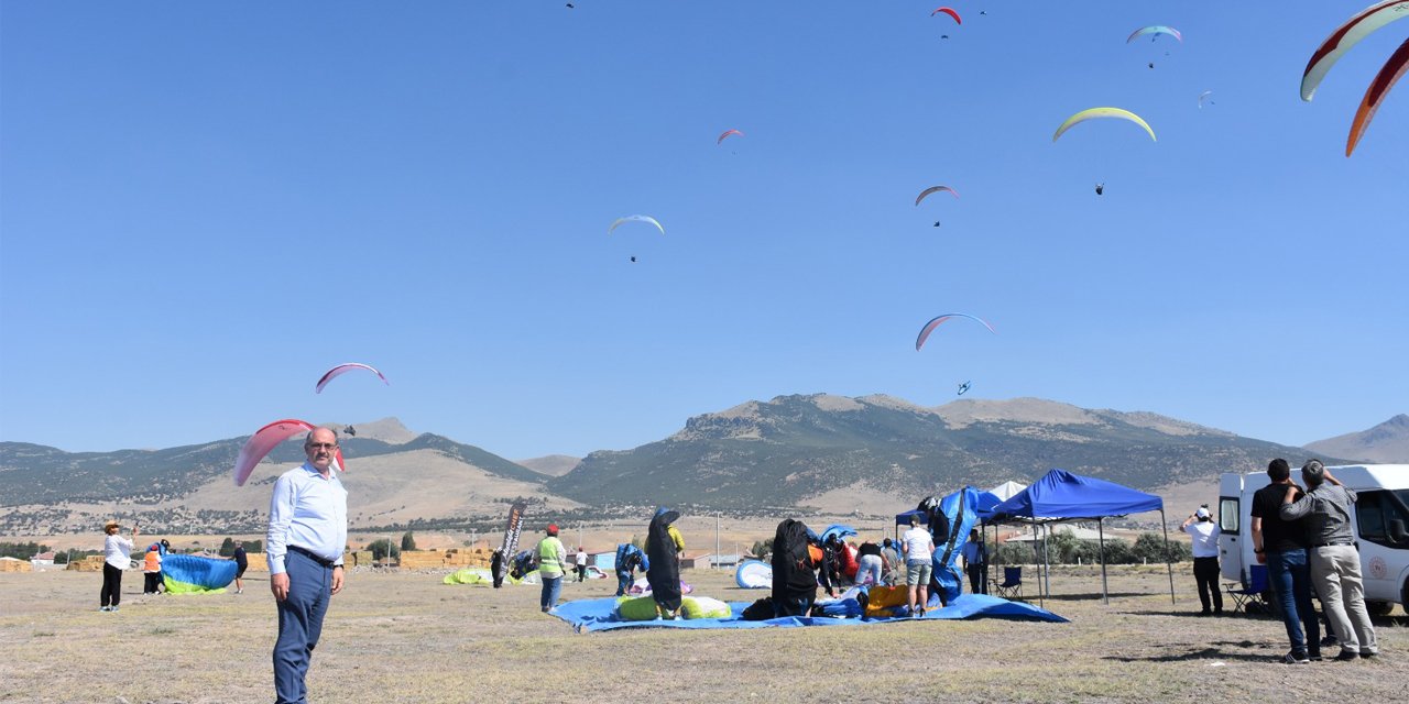 Hasandağı’ndan havalanan paraşütçüler Konya’ya iniş yapıyor