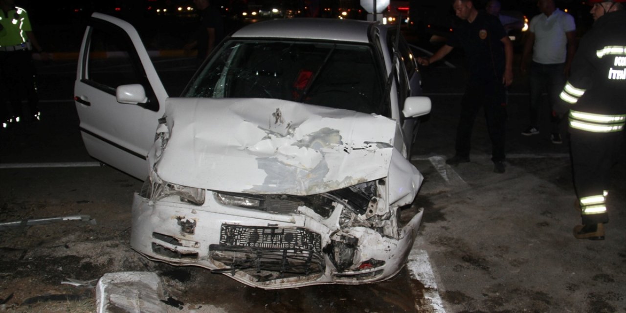 Konya'da iki otomobil çarpıştı! 4 yaralı var