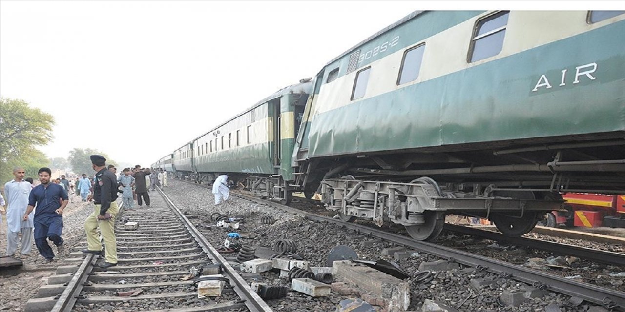 Raydan çıkan tren faciaya sebep oldu: 22 ölü, 50 yaralı