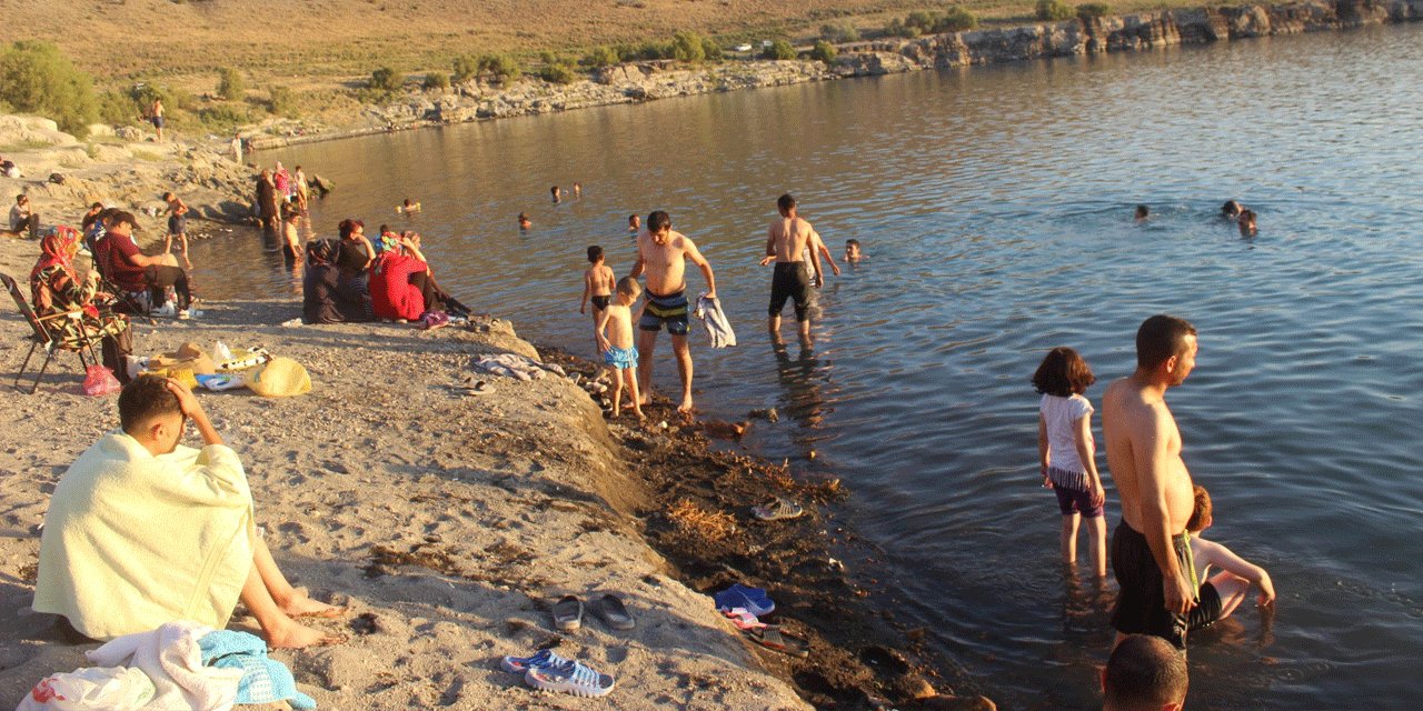 Sıcaktan bunalanlar Konya’nın en derin gölünde serinliyor