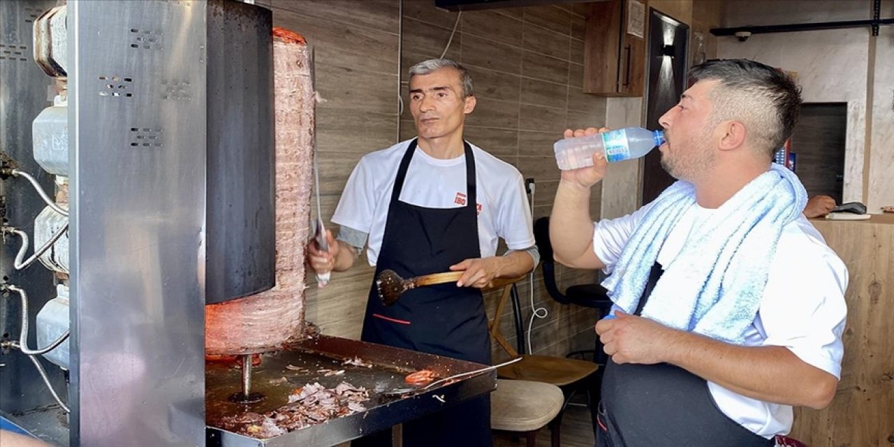 Ateş başında çalışan esnaf bunaltıcı sıcaklarda mesai yapıyor